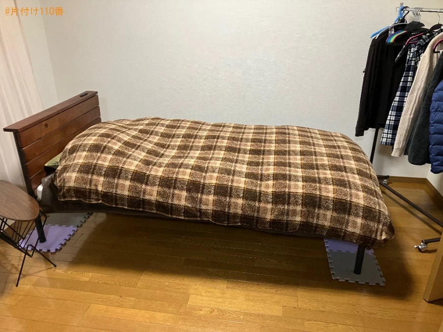 シングルベッド、布団、ハンガーラック、テーブル、椅子等の回収